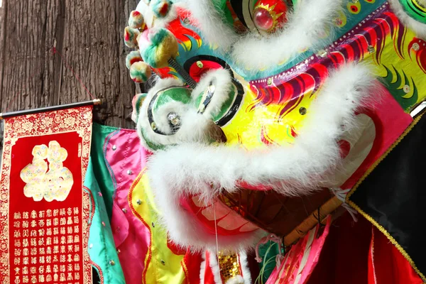 Close up van een rode chinese Leeuw hoofd — Stockfoto