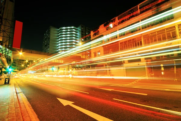 Gece şehir merkezinde trafik — Stok fotoğraf