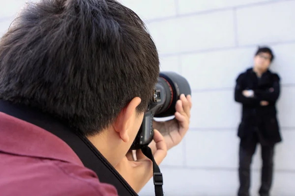 Genç Adam Fotoğrafçı Tarafından Dijital Kamera Fotoğraf Yapıyor — Stok fotoğraf