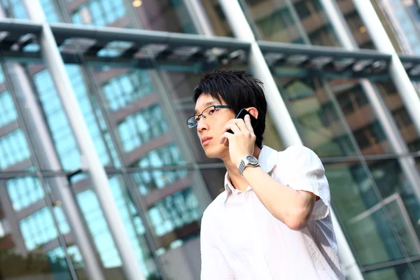 Молодий Бізнесмен Костюмі Тримає Мобільний Телефон Перед Сучасною Будівлею — стокове фото