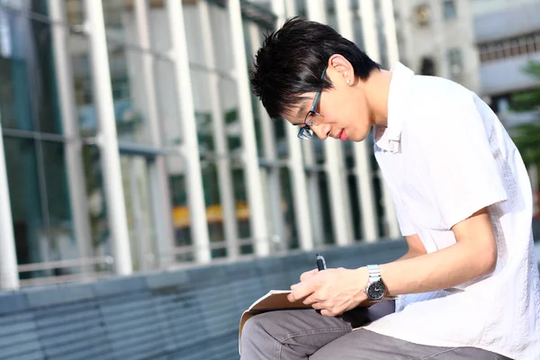 Chinesisch Mann Studing Outdoor Bei Tag — Stockfoto