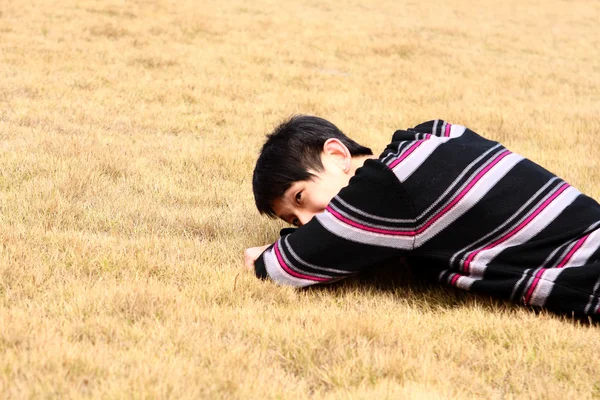 年轻人躺在草地上 — 图库照片