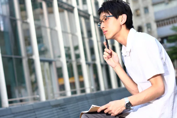Ung mand studerer på udendørs - Stock-foto