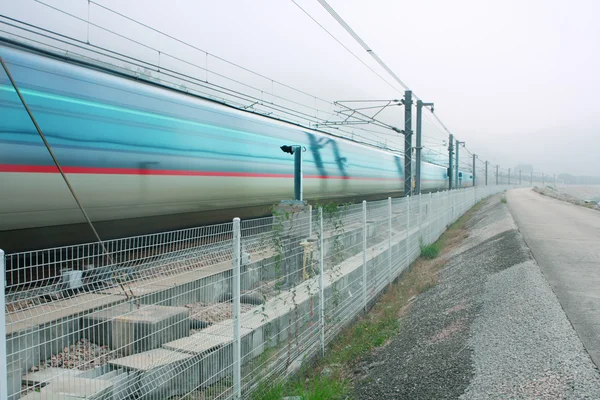 Desfoque de movimento ao ar livre de trem de alta velocidade — Fotografia de Stock