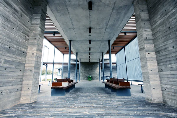 Modern bina kapalı ve sandalye — Stok fotoğraf