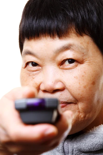 Retrato de uma mulher idosa assistindo TV — Fotografia de Stock