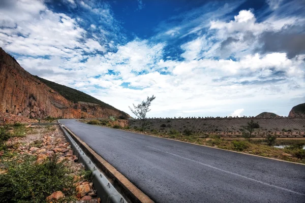 Estrada de asfalto nas montanhas — Fotografia de Stock