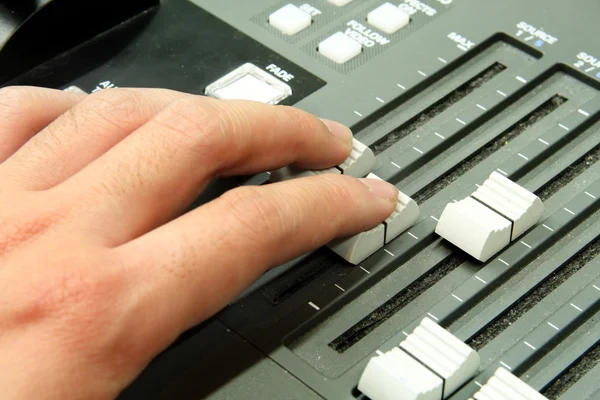 Fechar o console de mixagem de áudio. Profundidade de campo rasa. Estúdio — Fotografia de Stock