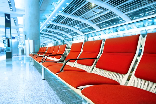 Långa röda stol i byggnad — Stockfoto