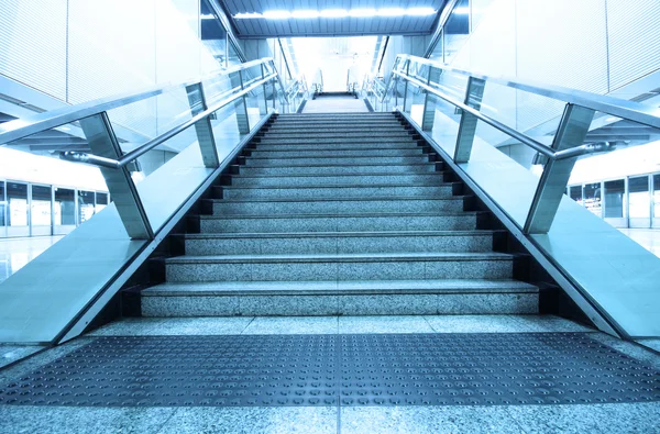 Longa escada em uma estação de trem em hong kong — Fotografia de Stock