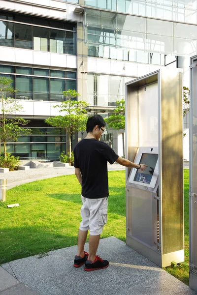 Asia ragazzo giocare il touch screen in edificio moderno al di fuori — Foto Stock