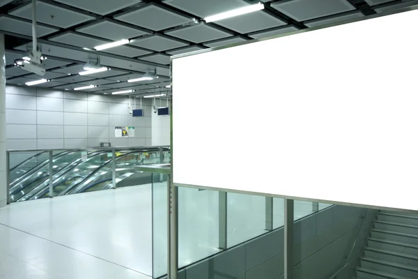 Grande cartellone pubblicitario per uso pubblicitario in un edificio moderno — Foto Stock