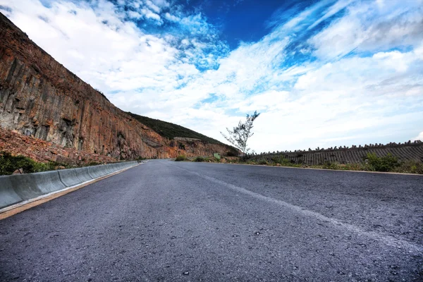 Асфальтовая дорога в горах — стоковое фото