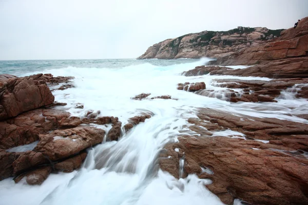 Hermoso paisaje marino. Mar y roca al atardecer. Compositi naturaleza —  Fotos de Stock