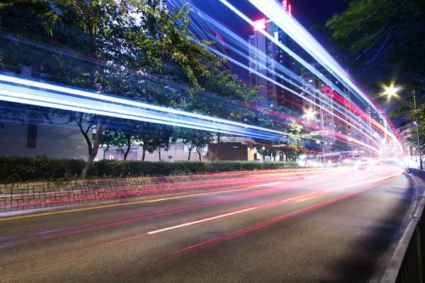 Cidade urbana moderna com tráfego de auto-estrada à noite, hong kong — Fotografia de Stock