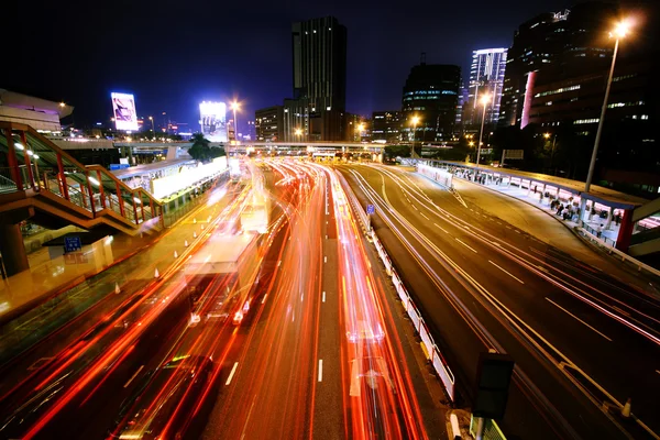 Şehir merkezinde otobüs ışık izleri bulanık gece scape — Stok fotoğraf