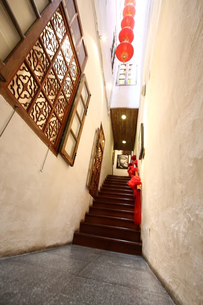 Corredor tradicional chinês em madeira com lanterna vermelha . — Fotografia de Stock