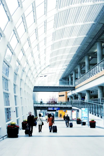 Promenader i hallen på flygplats — Stockfoto