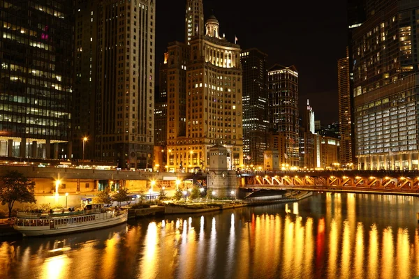 Ночью на берегу реки Чикаго — стоковое фото