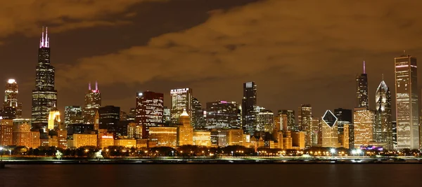 Чикаго по ночам - потрясающий вид — стоковое фото