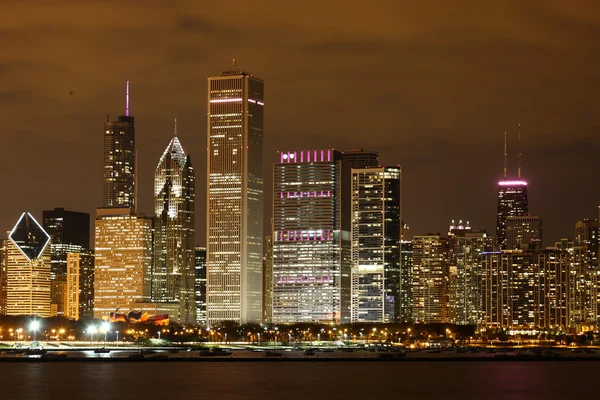 夜にシカゴ — ストック写真