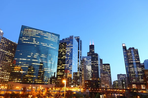 Chicago nad brzegiem rzeki, w mroku — Zdjęcie stockowe