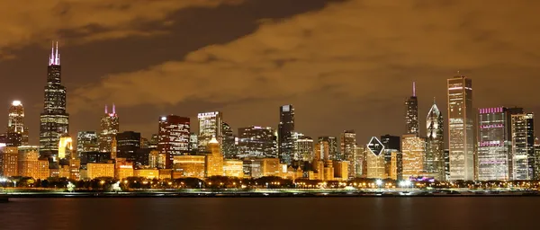Chicago på natten - panoramautsikt Stockbild