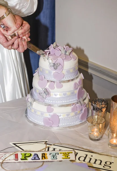 Düğün pastasını kesiyorum. — Stok fotoğraf