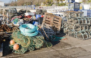 balık ağlarına ve ıstakoz tencere quayside, devon, İngiltere torquay