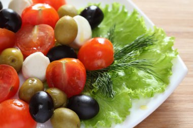 Taze salata domates, Mozzarella ve zeytin.