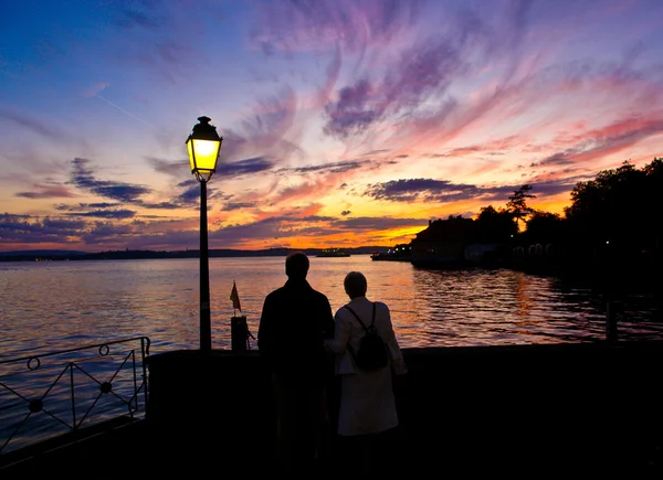 Romantic couple watching the sunset — Stock Photo, Image