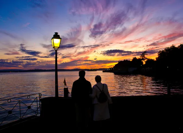 Romantikus pár a naplementében Stock Fotó