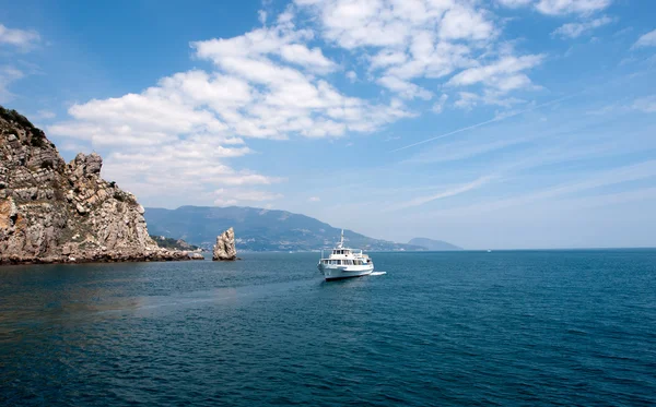 The rock called "sail" with a boat near Yalta — Stock Photo, Image