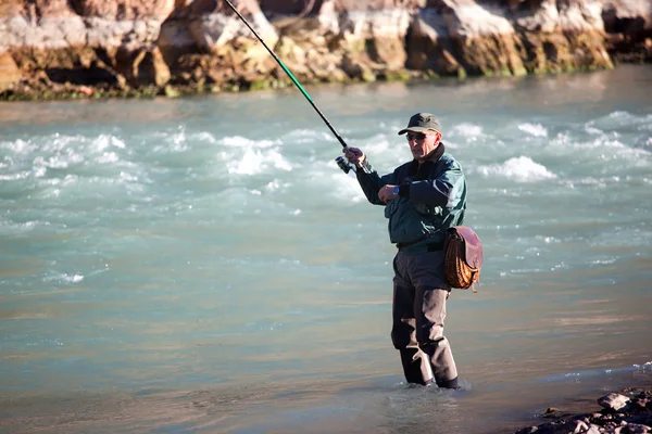 Dağ nehirde balık tutma — Stok fotoğraf