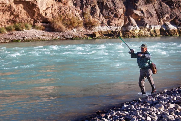 Dağ nehirde balık tutma — Stok fotoğraf