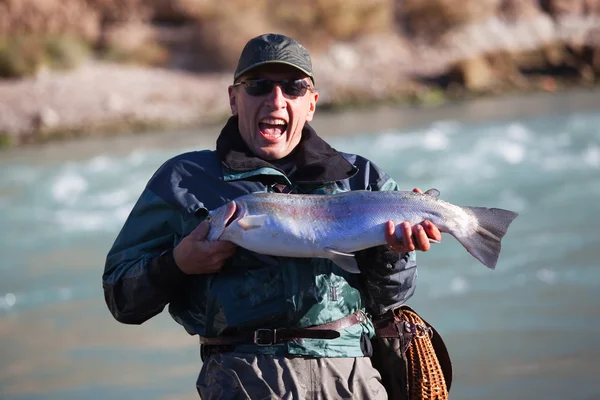 Pesca en el río de montaña —  Fotos de Stock