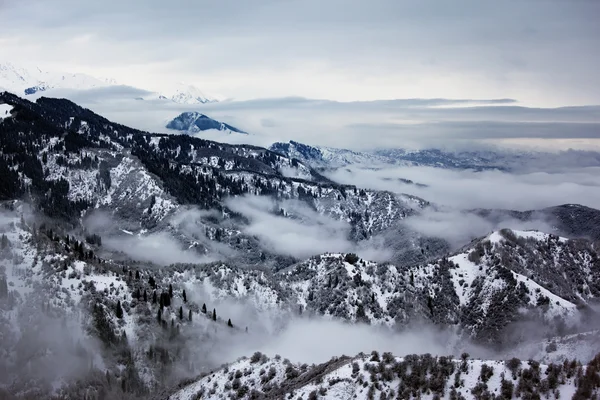 Bulutlu ve kış dağ — Stok fotoğraf