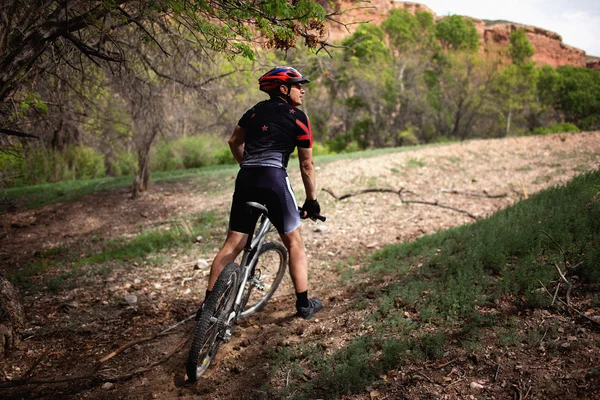 在峡谷山骑自行车的人 — 图库照片