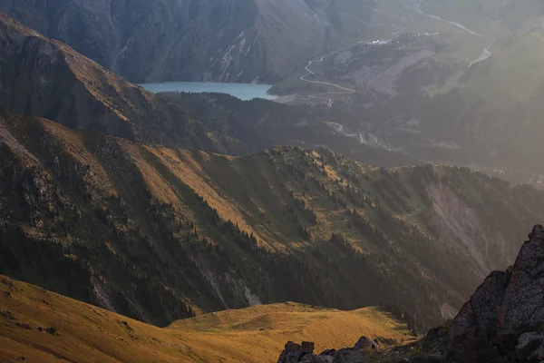 Высотное горное озеро — стоковое фото