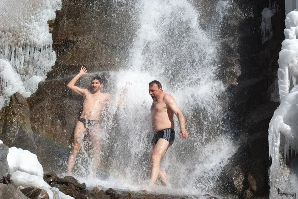 Simning i vinter vattenfall — Stockfoto