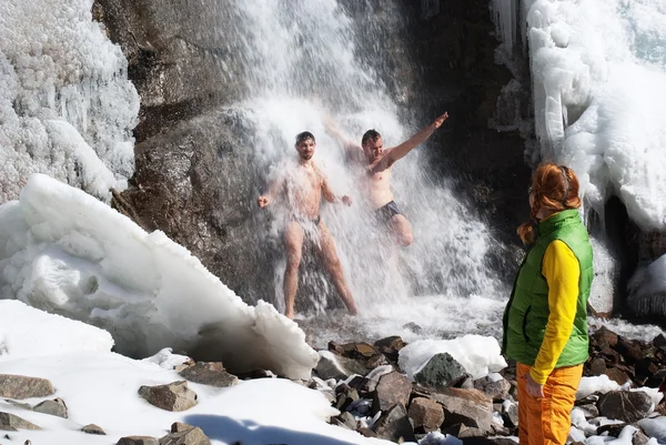 Simning i vinter vattenfall — Stockfoto