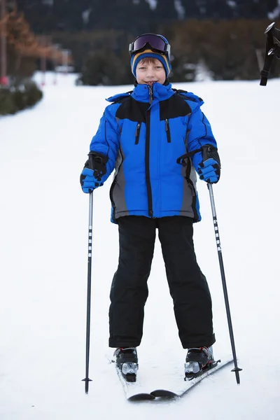 Jonge skiër — Stockfoto
