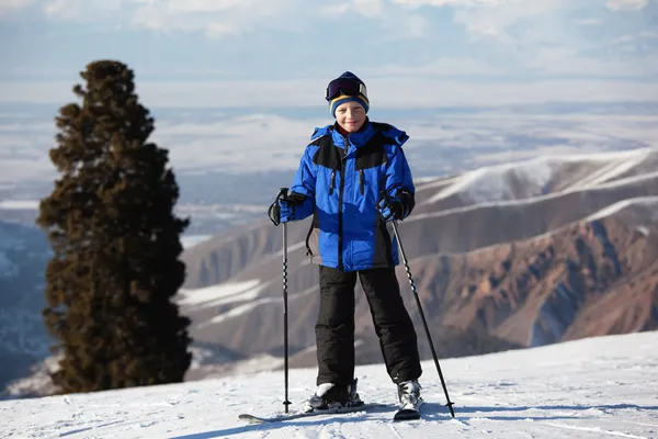 Jovem esquiador — Fotografia de Stock