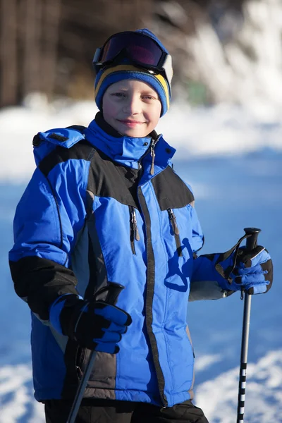 Jovem esquiador — Fotografia de Stock