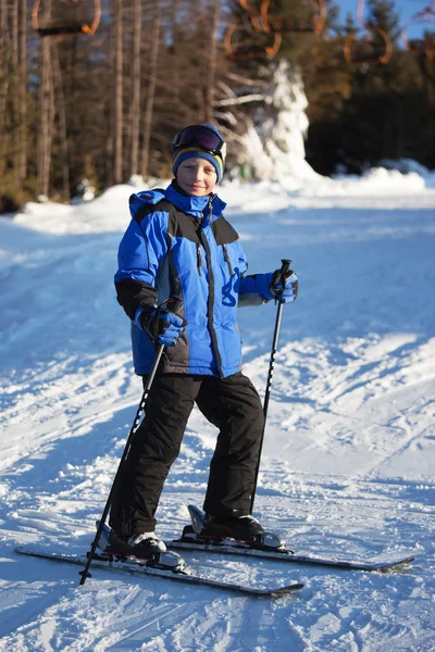 Junge Skifahrerin — Stockfoto