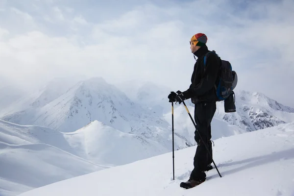 Backpacker in winter bergen — Stockfoto