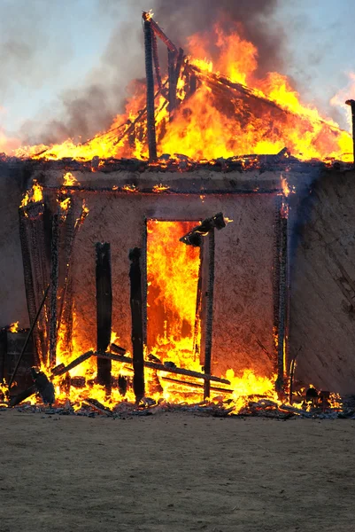 Ogień w opuszczonym domu — Zdjęcie stockowe