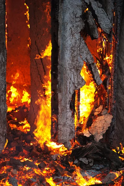 Φωτιά σε ένα εγκαταλελειμμένο σπίτι λεπτομέρεια — Φωτογραφία Αρχείου