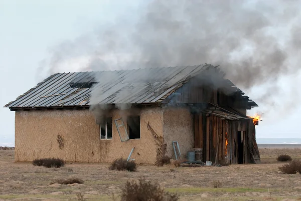 Φωτιά σε ένα εγκαταλελειμμένο σπίτι — Φωτογραφία Αρχείου