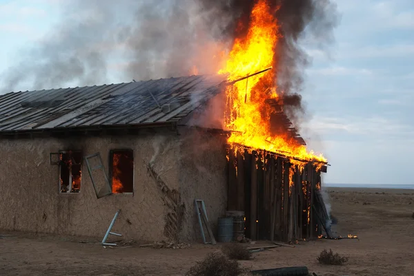 Incendie dans une maison abandonnée — Photo